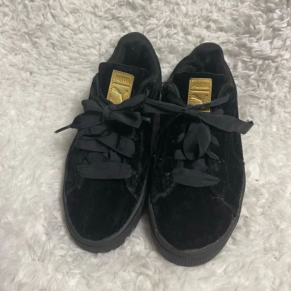 Puma Kids Black Velvet low top Sneakers with gold accent Size 4